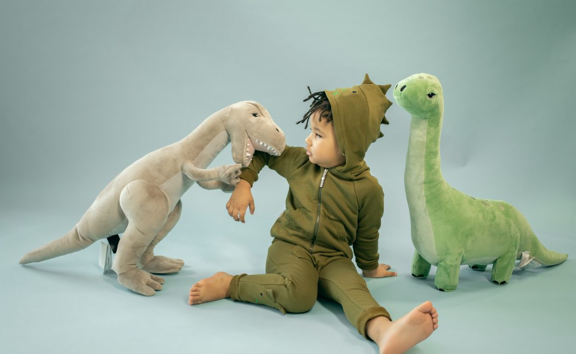 Niño con dinosaurios mordiendo